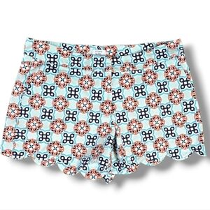 CROWN & IVY | SHELBY 97% COTTON BLEND SCALLOPED HEM GEO TILE SHORTS